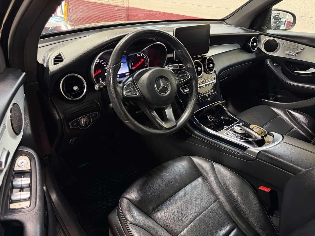 Mercedes-Benz GLC 300 * AMG PACK * CARFAX * ФИКСИРАНА ЦЕНА ДО БГ * , снимка 16 - Автомобили и джипове - 55204697