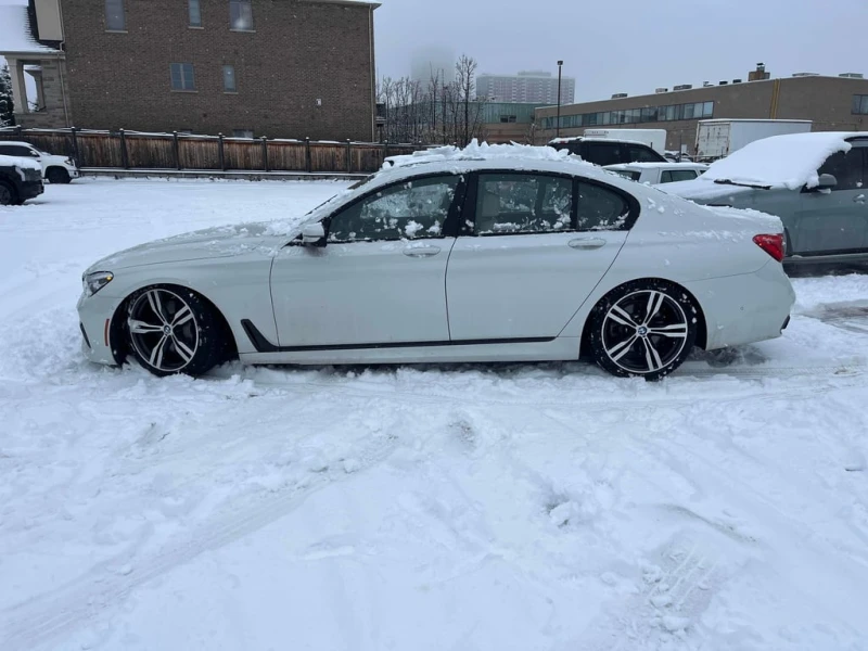 BMW 750 * 750i xDrive * CARFAX * БЕЗ ПЪРВОНАЧАЛНА ВНОСКА, снимка 2 - Автомобили и джипове - 52778280