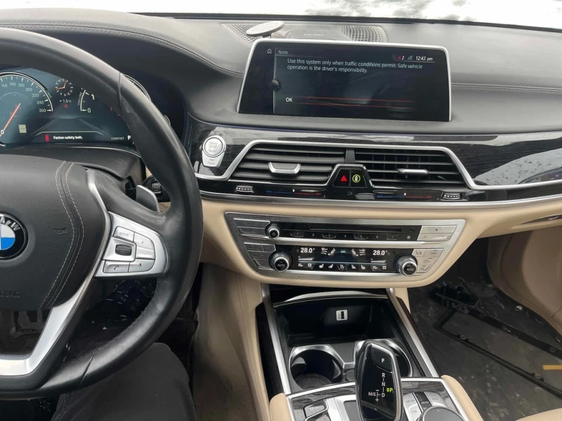 BMW 750 * 750i xDrive * CARFAX * БЕЗ ПЪРВОНАЧАЛНА ВНОСКА, снимка 9 - Автомобили и джипове - 52778280