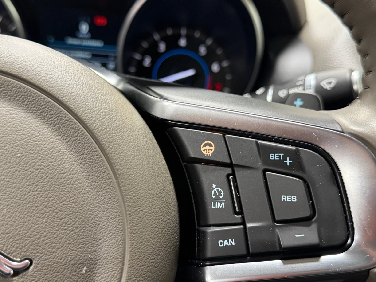 Jaguar XE 25T AWD / PRESTIGE / ПОДГРЕВИ / MERIDIAN - изображение 8