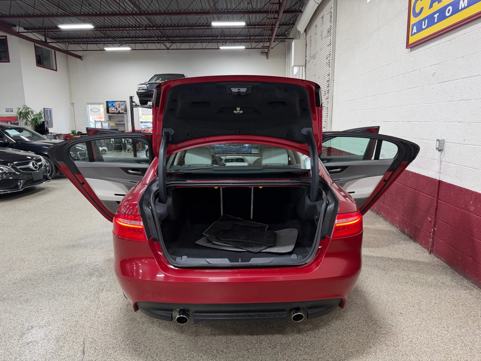 Jaguar XE 25T AWD / PRESTIGE / ПОДГРЕВИ / MERIDIAN - изображение 6