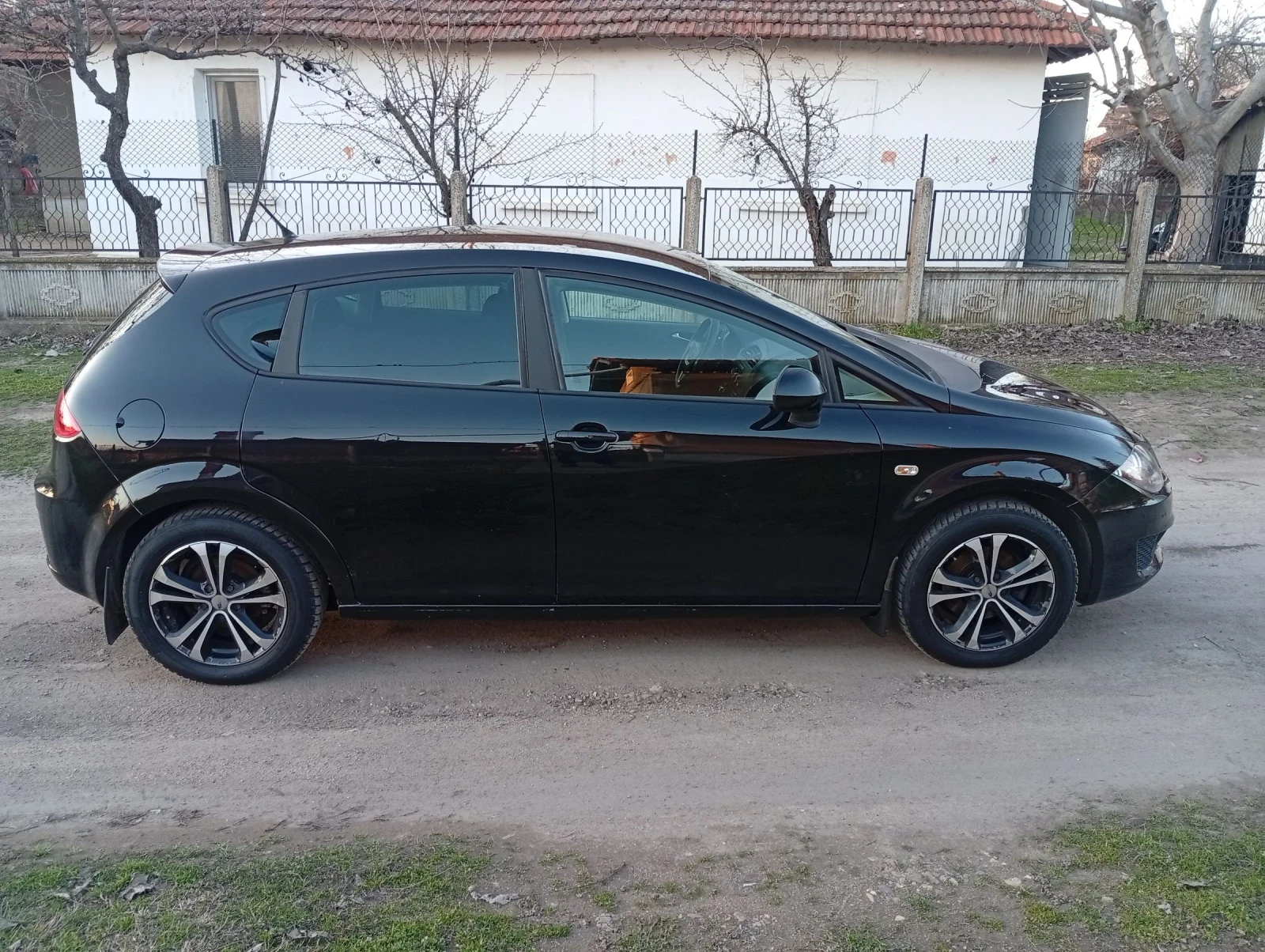 Seat Leon 1.4i Feislif , снимка 4 - Автомобили и джипове - 53758581