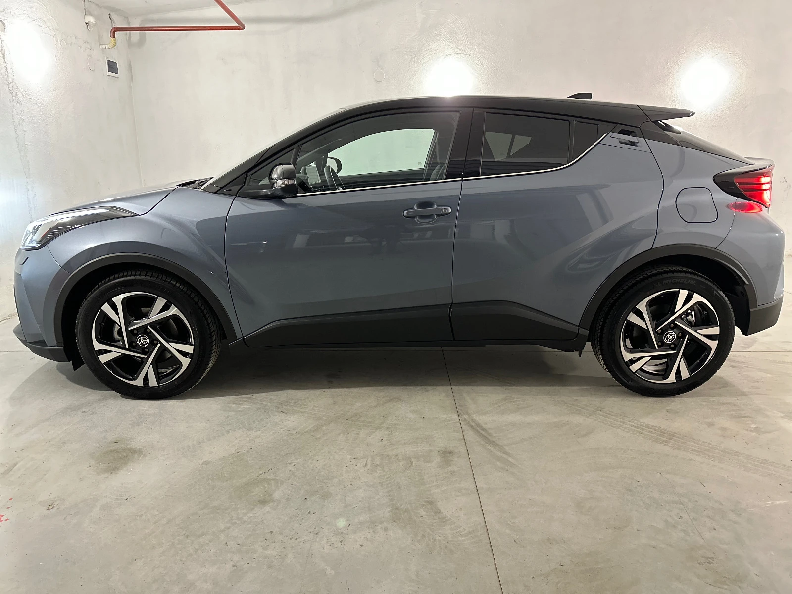 Toyota C-HR 1.8 C-LUB PREMIUM BI TONE--НОВА 10км-- НАЛИЧНА !!! - изображение 7