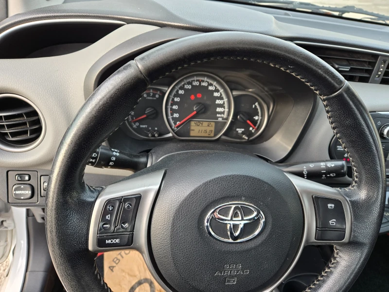 Toyota Yaris 1.0 i, снимка 10 - Автомобили и джипове - 48856681