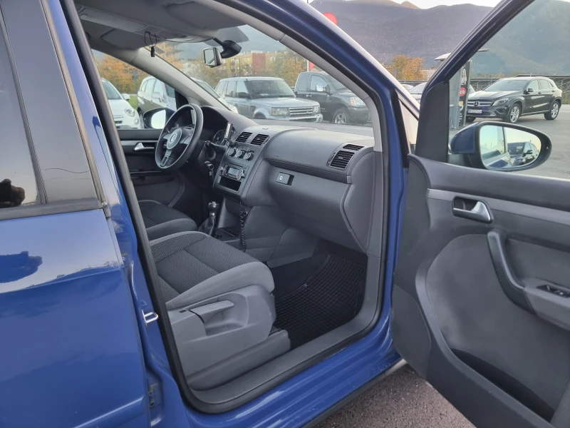 VW Touran 1.6TDI, снимка 15 - Автомобили и джипове - 52202011