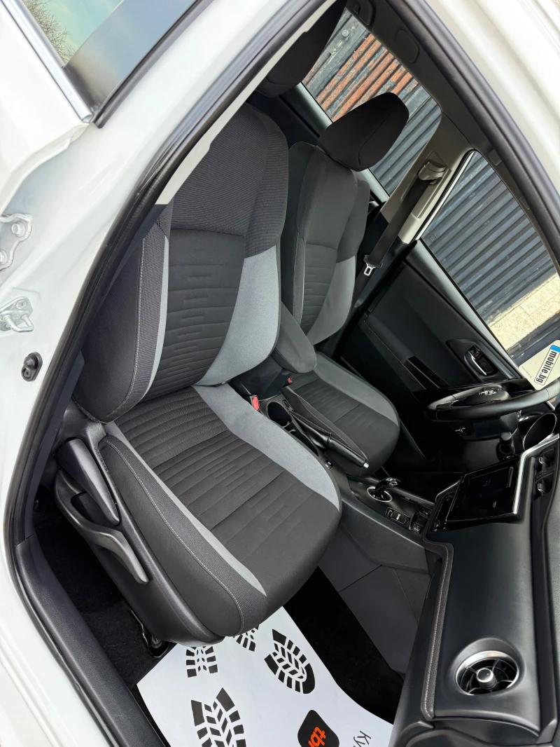 Toyota Auris 1.8 HYBRID 136kc, снимка 8 - Автомобили и джипове - 52841259