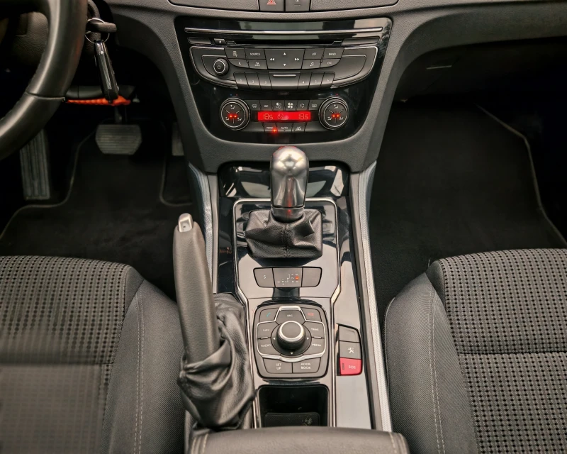 Peugeot 508 1.6D АВТОМАТ* НАВИ* ПАНОРАМА, снимка 13 - Автомобили и джипове - 52901865