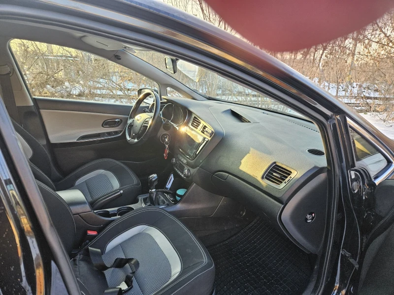 Kia Ceed 1.6 CRDI, снимка 15 - Автомобили и джипове - 53230537