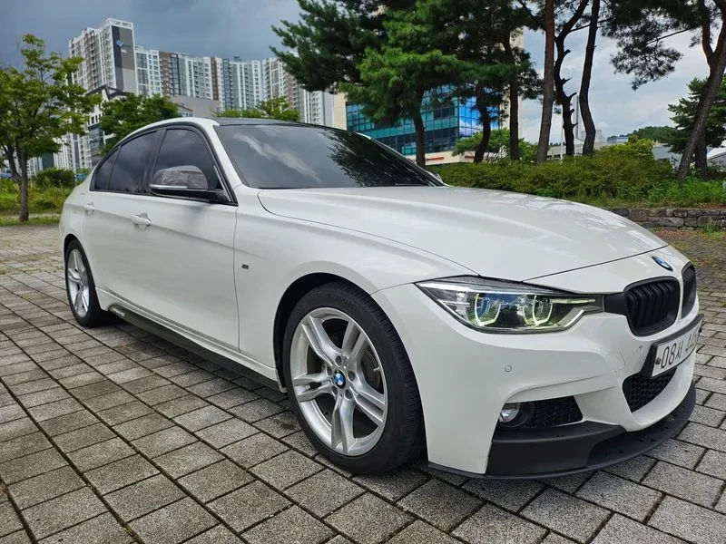 BMW 330 I M Sports, снимка 3 - Автомобили и джипове - 56161849