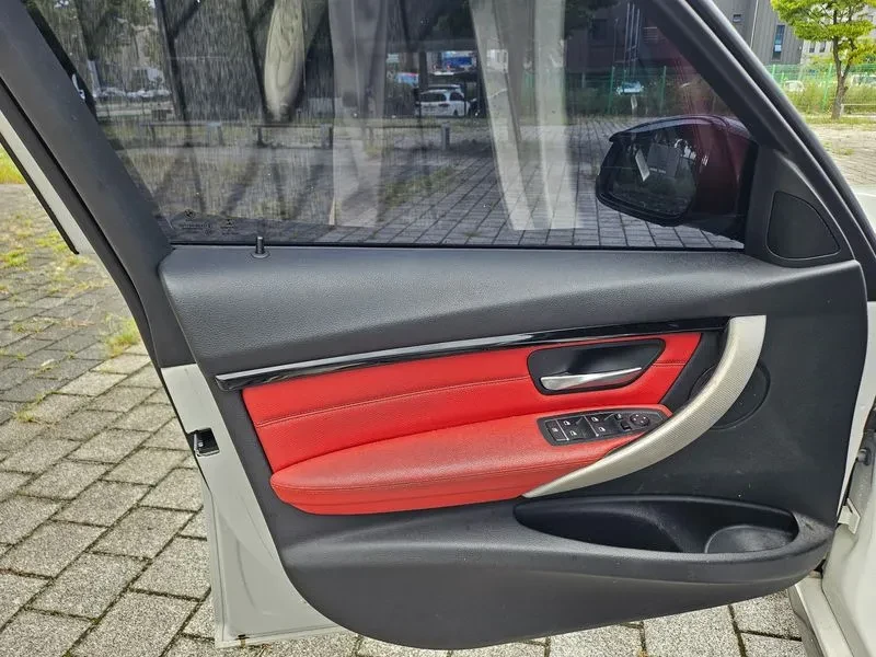 BMW 330 I M Sports, снимка 10 - Автомобили и джипове - 56161849