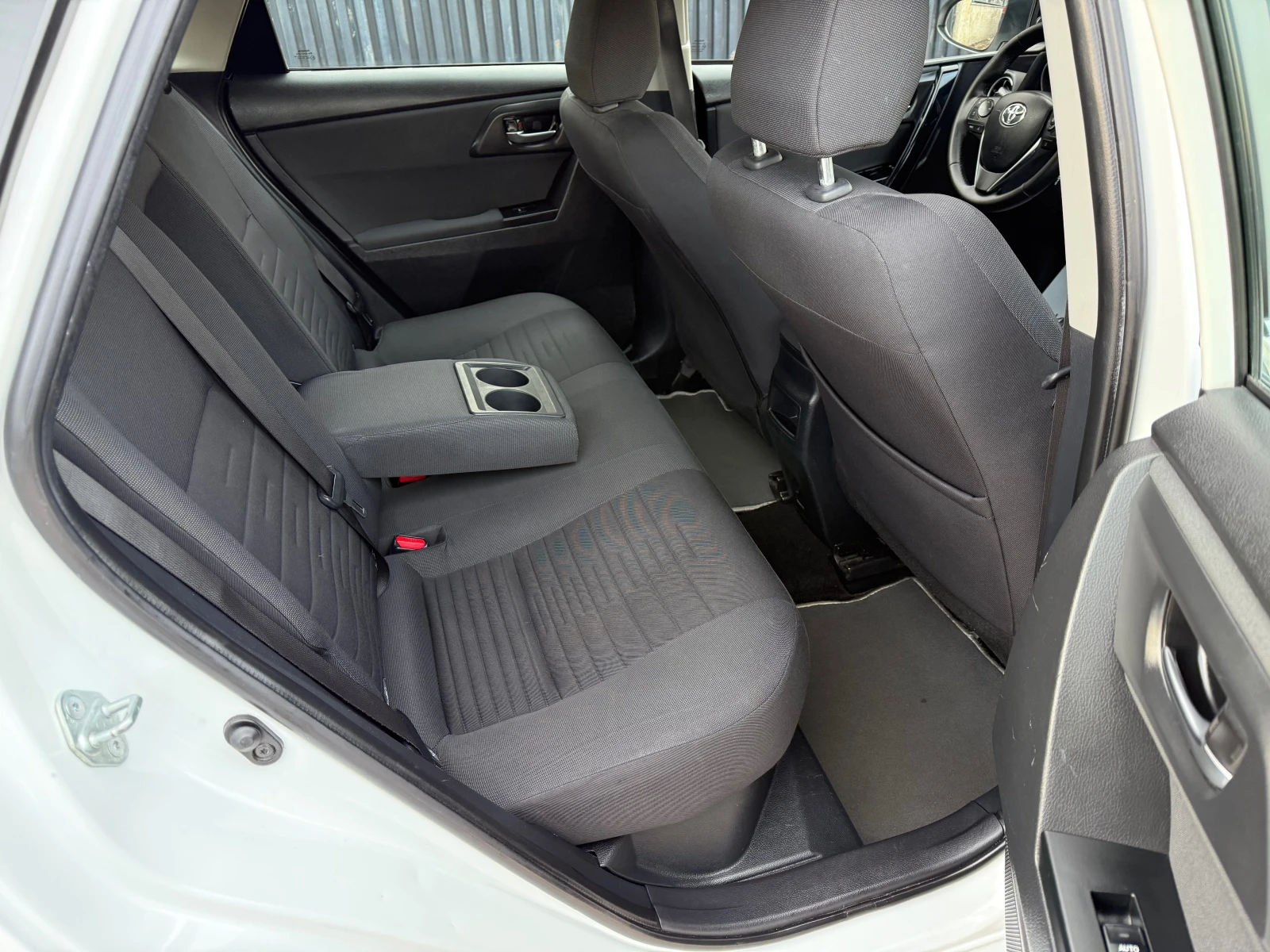 Toyota Auris 1.8 HYBRID 136kc - изображение 10