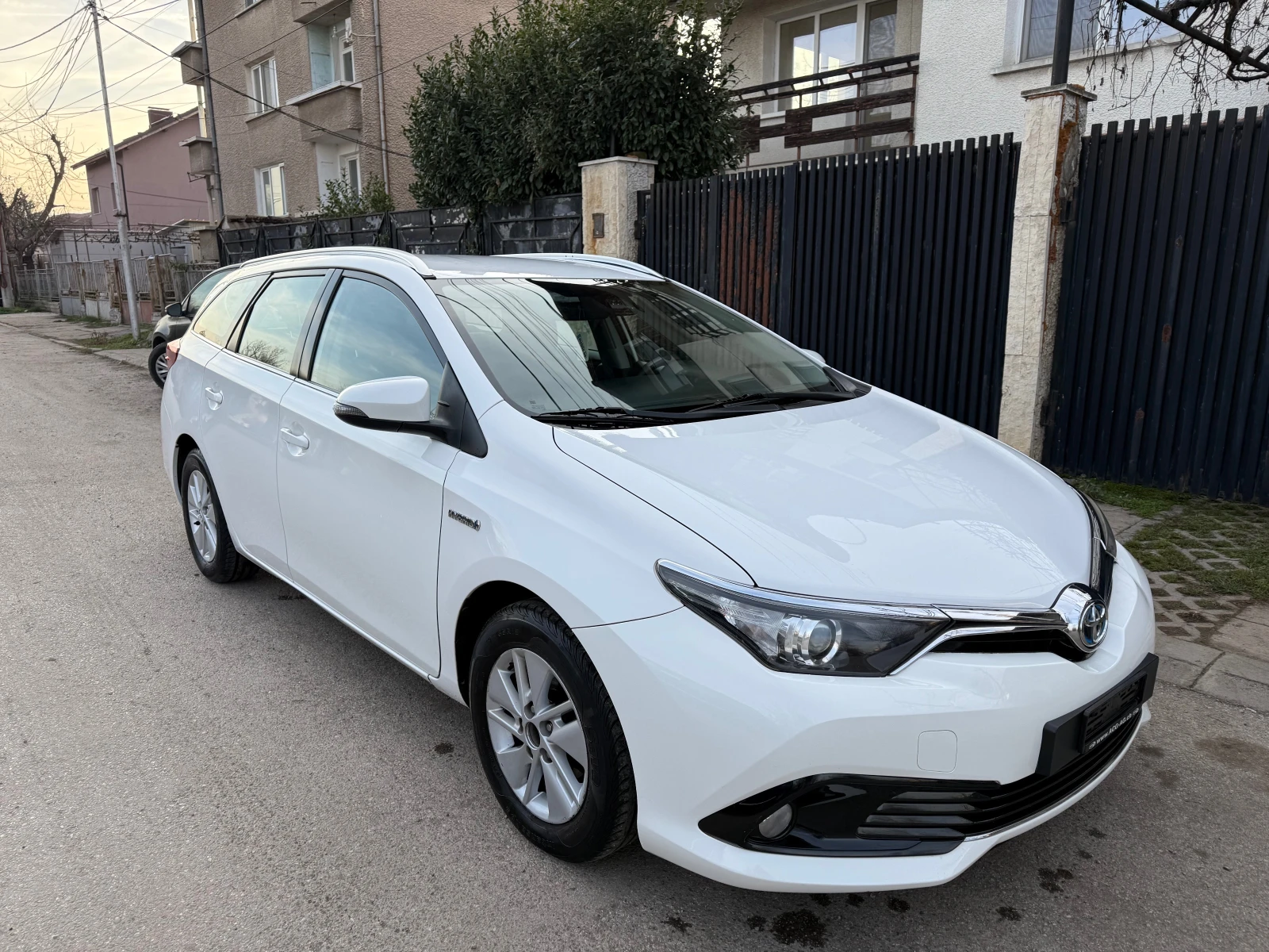 Toyota Auris 1.8 HYBRID 136kc - изображение 3