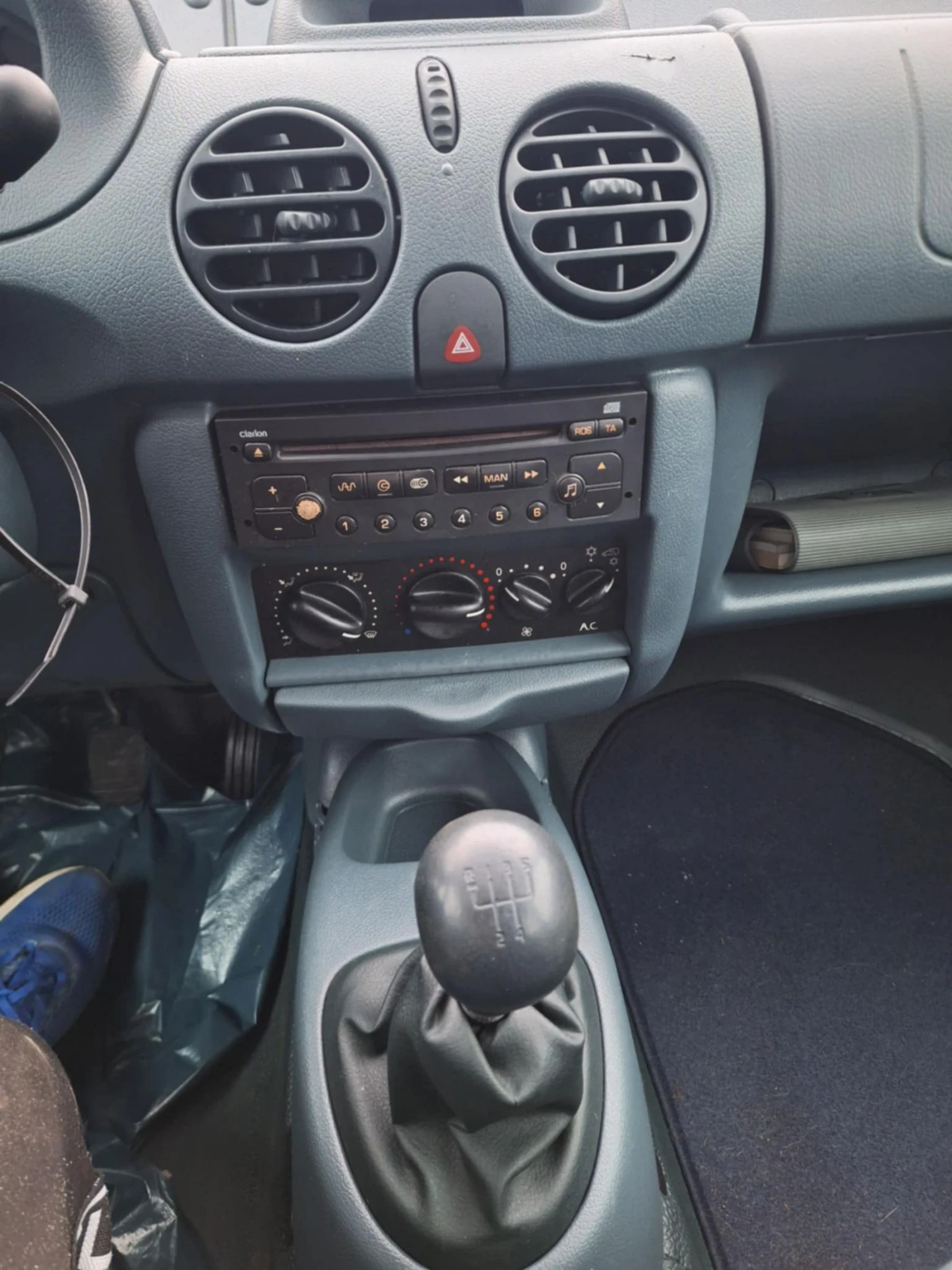 Renault Kangoo 1.4i klima , снимка 6 - Автомобили и джипове - 53968695