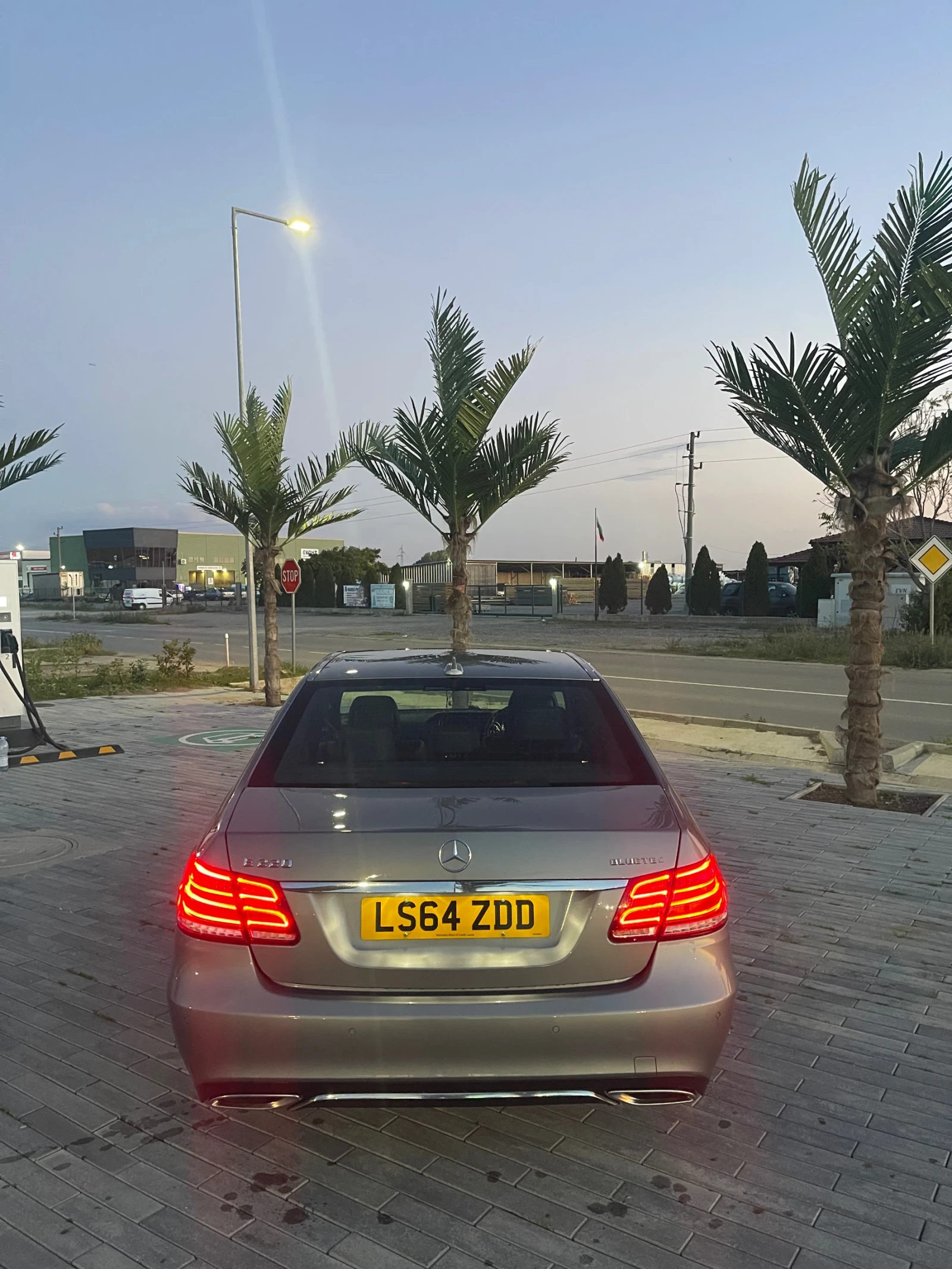 Mercedes-Benz E 220, снимка 6 - Автомобили и джипове - 54323572