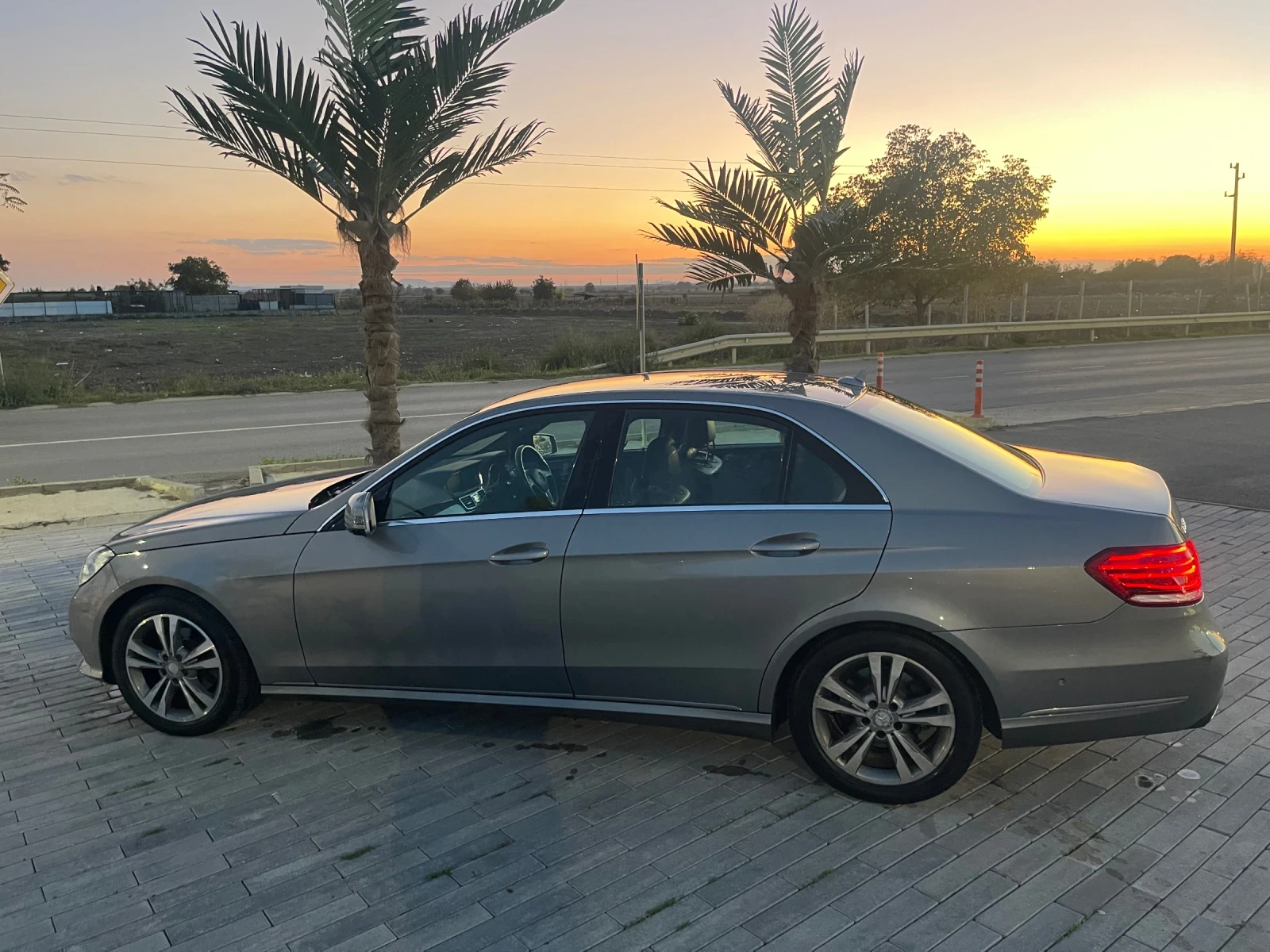 Mercedes-Benz E 220, снимка 3 - Автомобили и джипове - 54323572