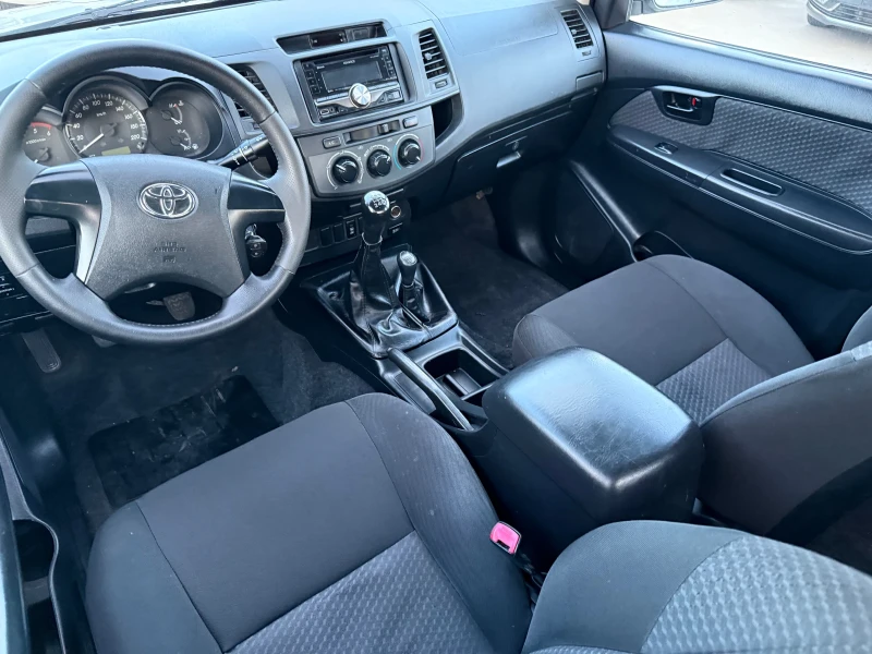 Toyota Hilux 2.5 D4D перфектна, снимка 8 - Автомобили и джипове - 48056214