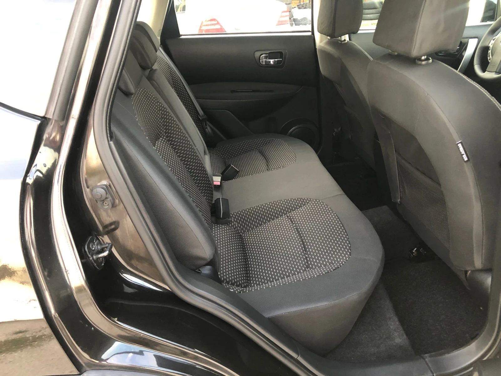Nissan Qashqai 1.6, снимка 13 - Автомобили и джипове - 54621447