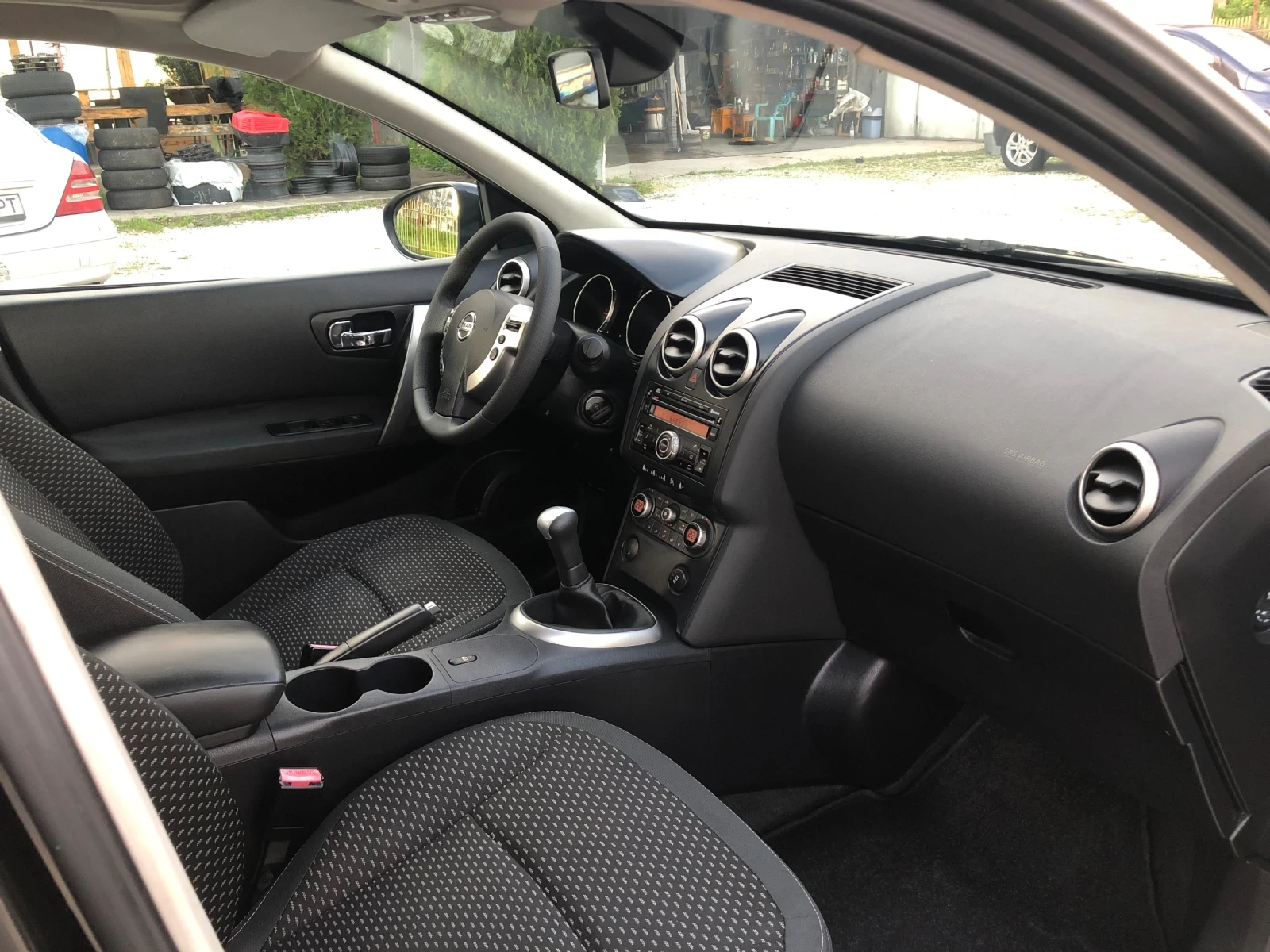 Nissan Qashqai 1.6, снимка 12 - Автомобили и джипове - 54621447