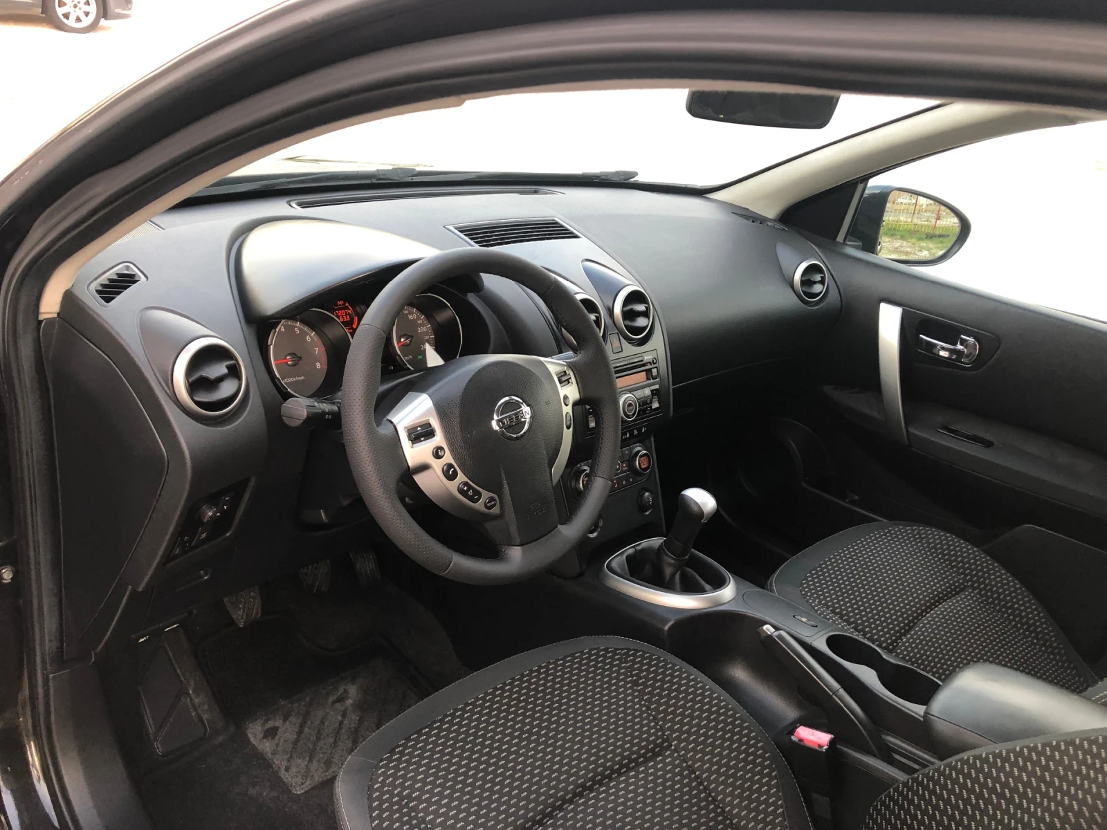Nissan Qashqai 1.6, снимка 8 - Автомобили и джипове - 54621447