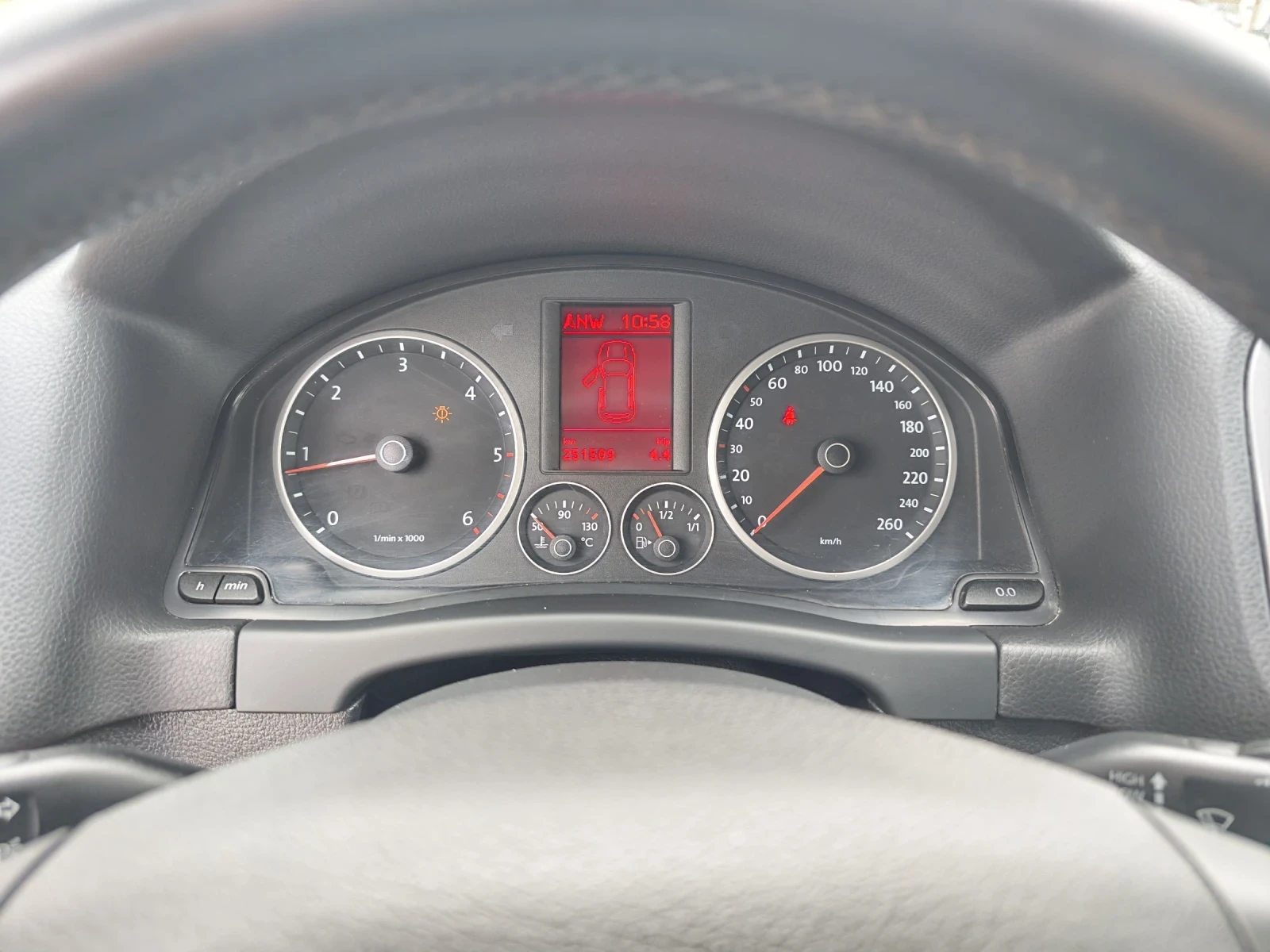 VW Tiguan 2.0 TDI 140к.с., снимка 13 - Автомобили и джипове - 54739304