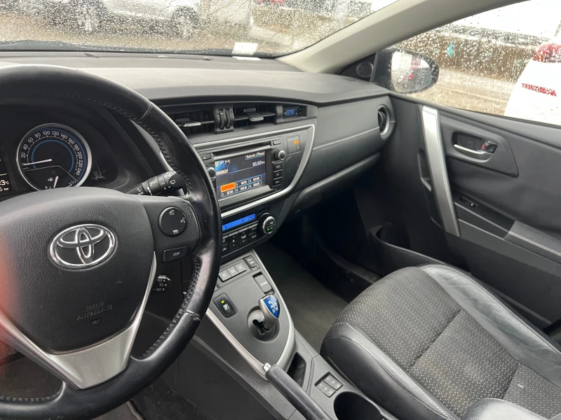 Toyota Auris 1.8 HYBRID, снимка 11 - Автомобили и джипове - 49165093