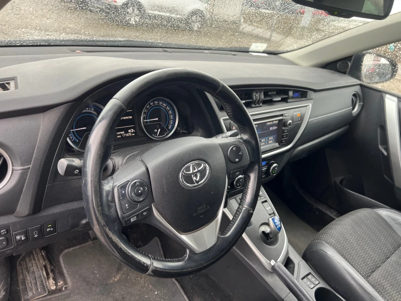 Toyota Auris 1.8 HYBRID, снимка 10 - Автомобили и джипове - 49165093