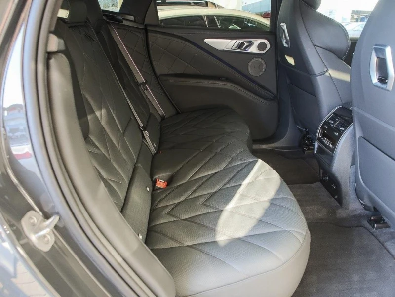 BMW XM 4.4 V8/PLUG-IN HYBRID/H&K/CARBON/SHADOW/360/, снимка 14 - Автомобили и джипове - 52551715