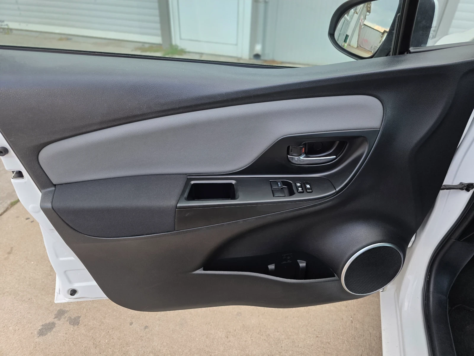 Toyota Yaris 1.5 HYBRID-EURO - изображение 10