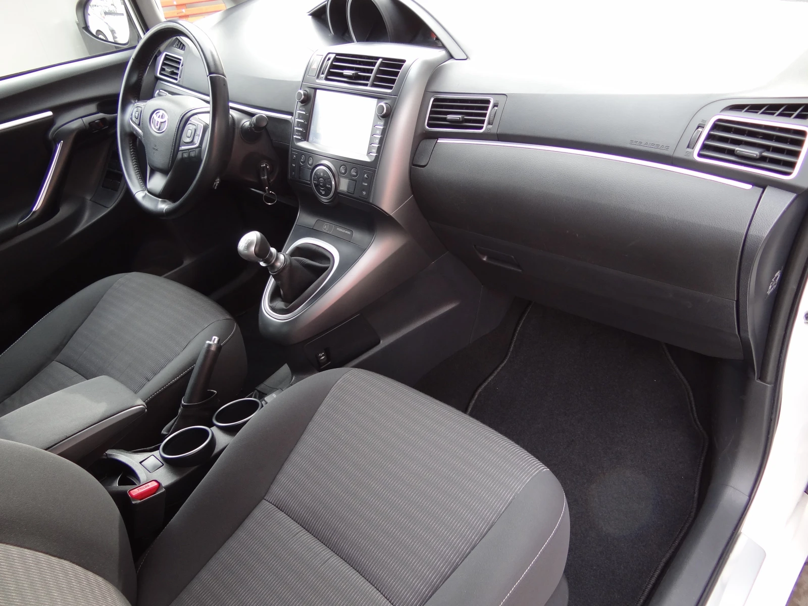 Toyota Verso 1.6i - 132k.c. / Навигация / Камера / Euro-6B / - изображение 10