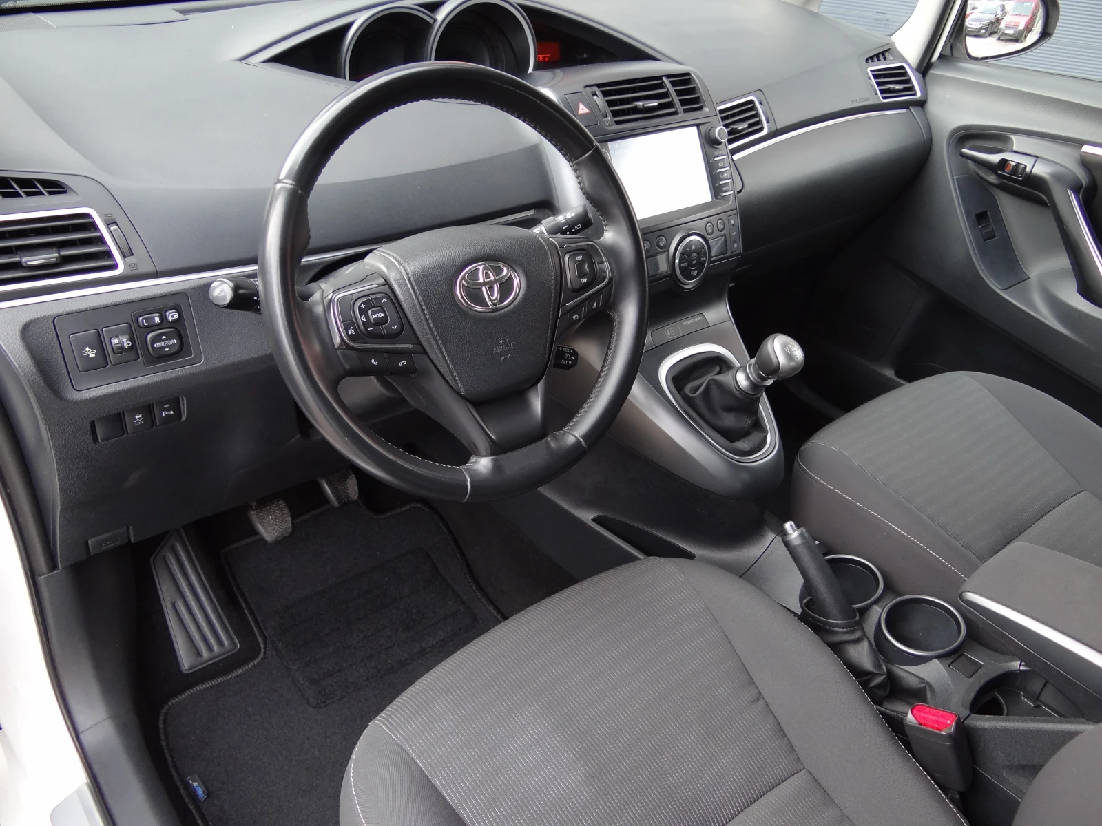 Toyota Verso 1.6i - 132k.c. / Навигация / Камера / Euro-6B / - изображение 8