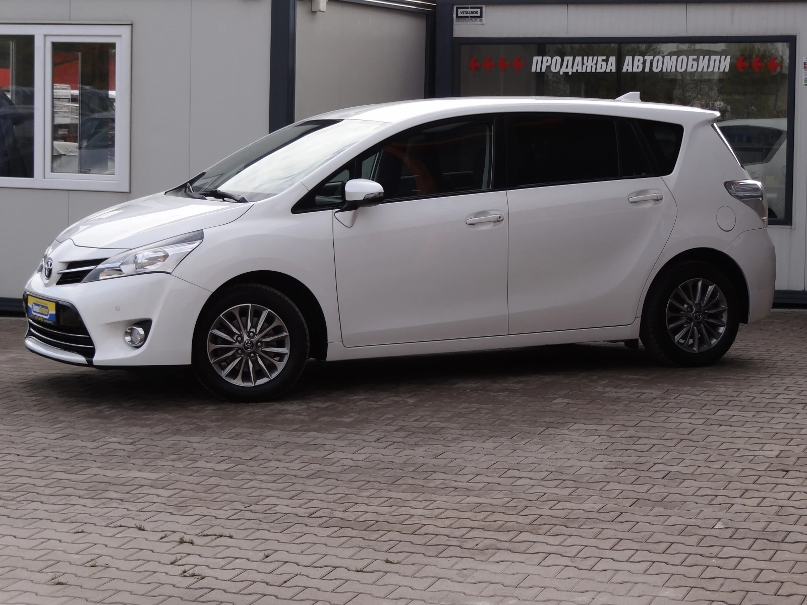 Toyota Verso 1.6i - 132k.c. / Навигация / Камера / Euro-6B / - изображение 2