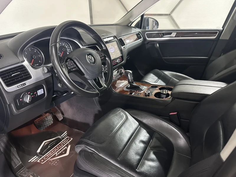 VW Touareg 3.0 TDI, снимка 7 - Автомобили и джипове - 52160576