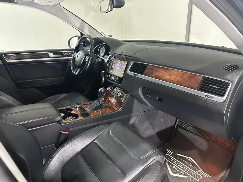 VW Touareg 3.0 TDI, снимка 9 - Автомобили и джипове - 52160576