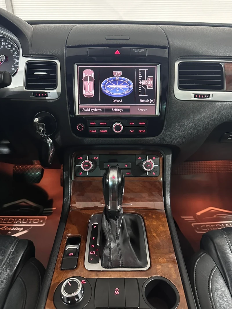 VW Touareg 3.0 TDI, снимка 11 - Автомобили и джипове - 52160576