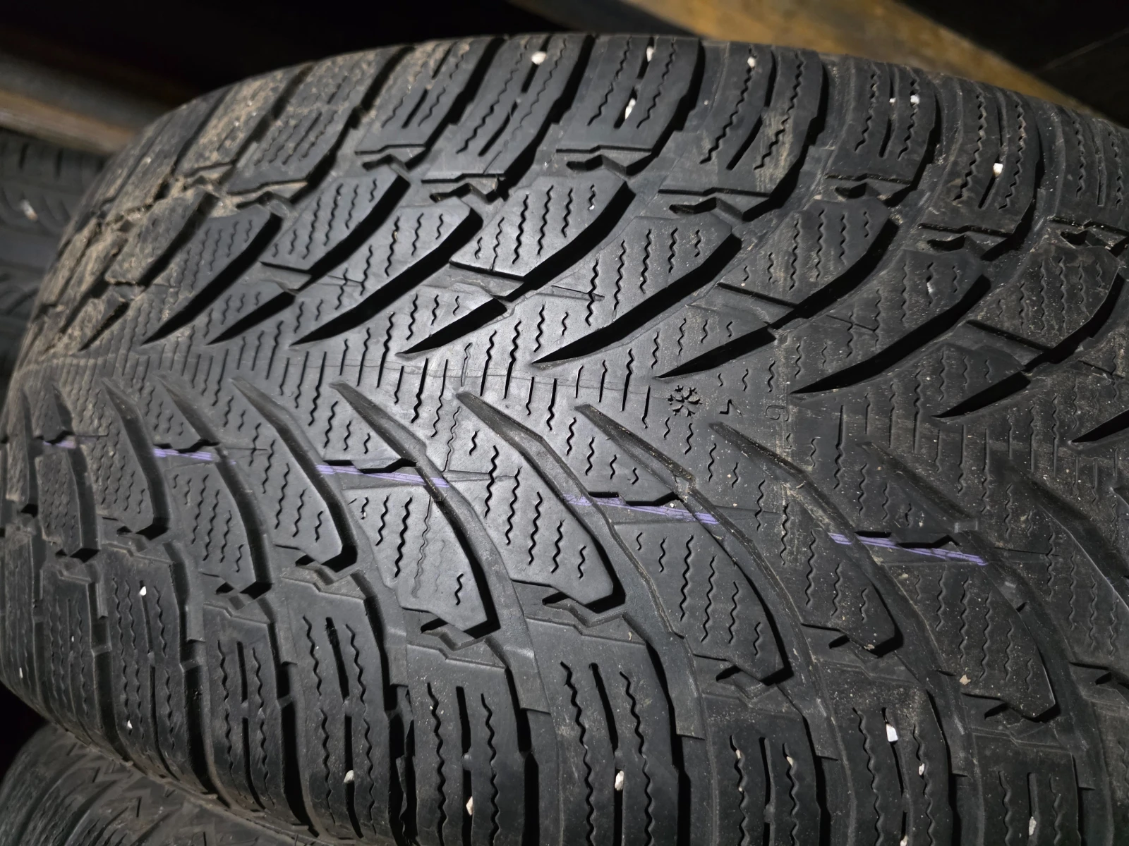 Гуми Зимни 235/55R18, снимка 2 - Гуми и джанти - 53961571