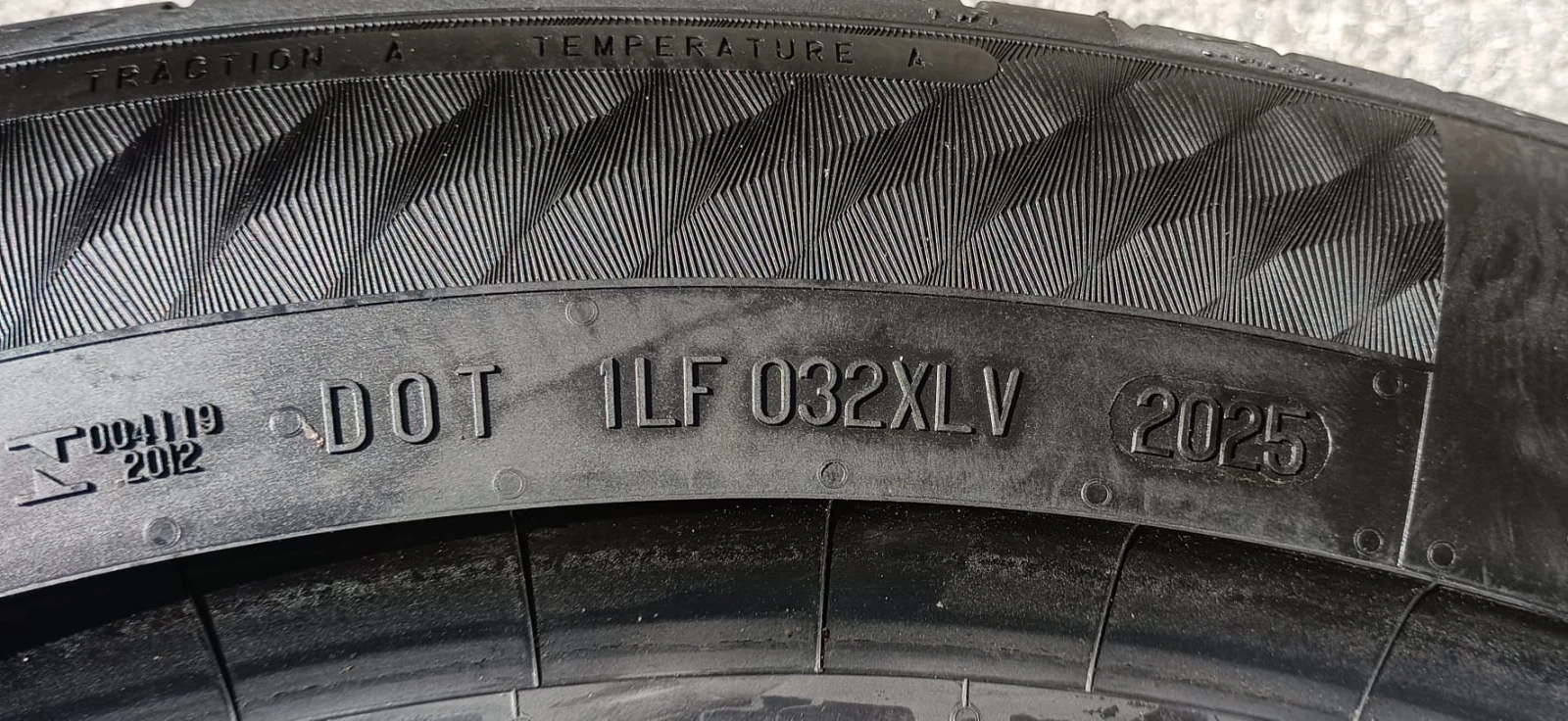 Гуми Летни 235/50R19, снимка 2 - Гуми и джанти - 55293820