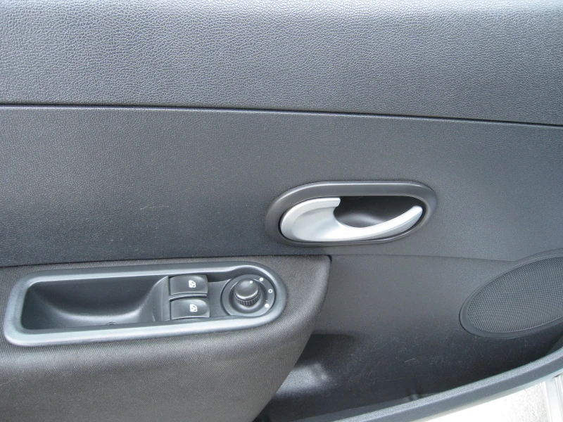 Renault Clio 1, 5-dci, снимка 8 - Автомобили и джипове - 51843035