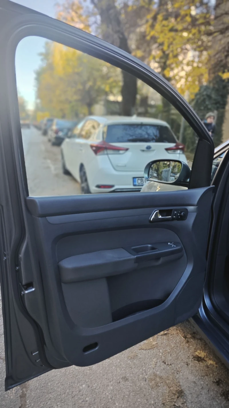 VW Touran, снимка 10 - Автомобили и джипове - 52418248