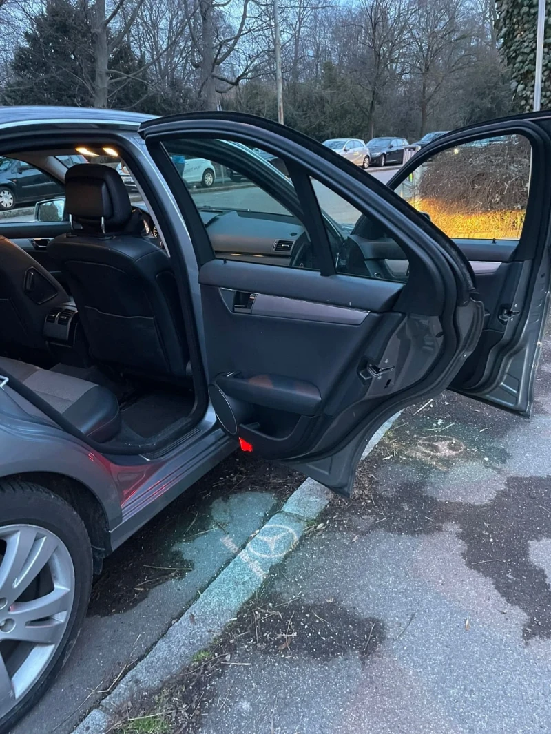 Mercedes-Benz C 220 Лимозина , снимка 4 - Автомобили и джипове - 53296971
