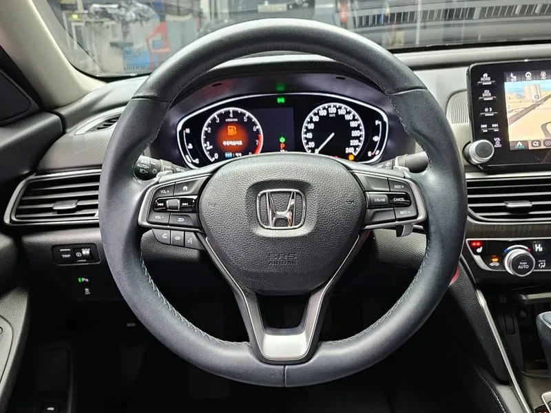 Honda Accord 1.5 Turbo, снимка 13 - Автомобили и джипове - 55921625