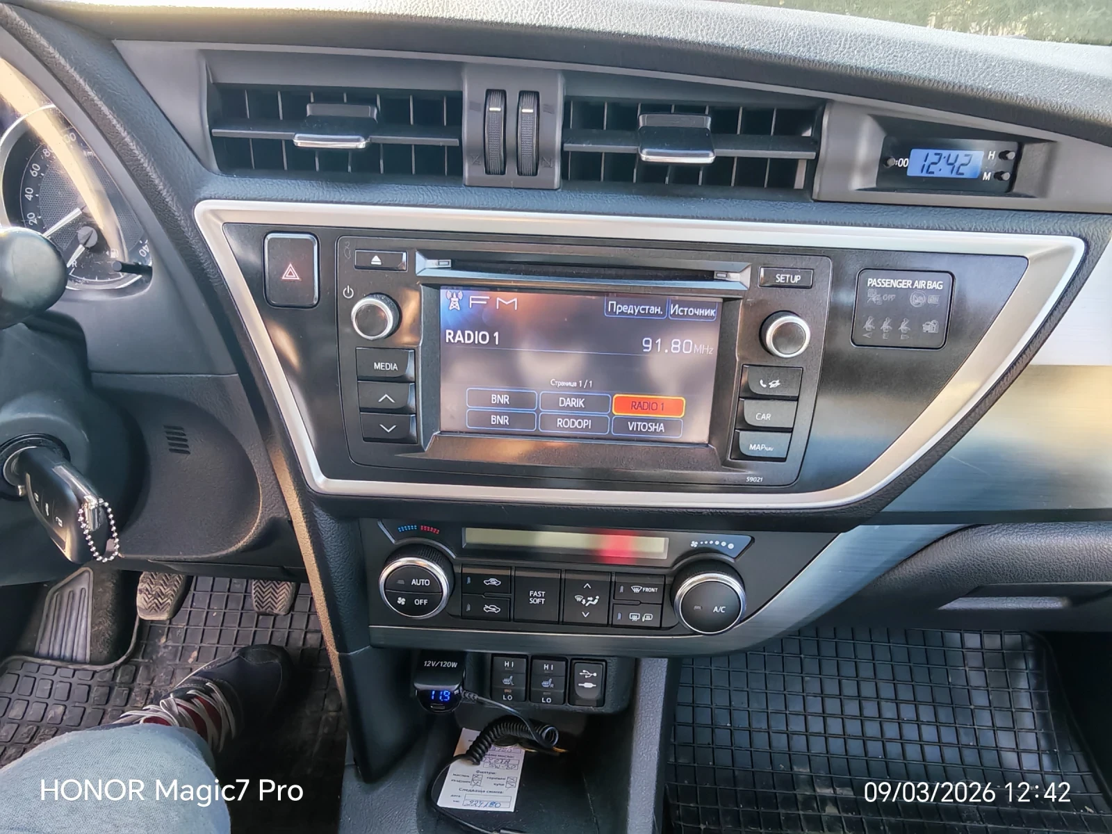 Toyota Auris, снимка 13 - Автомобили и джипове - 53780231