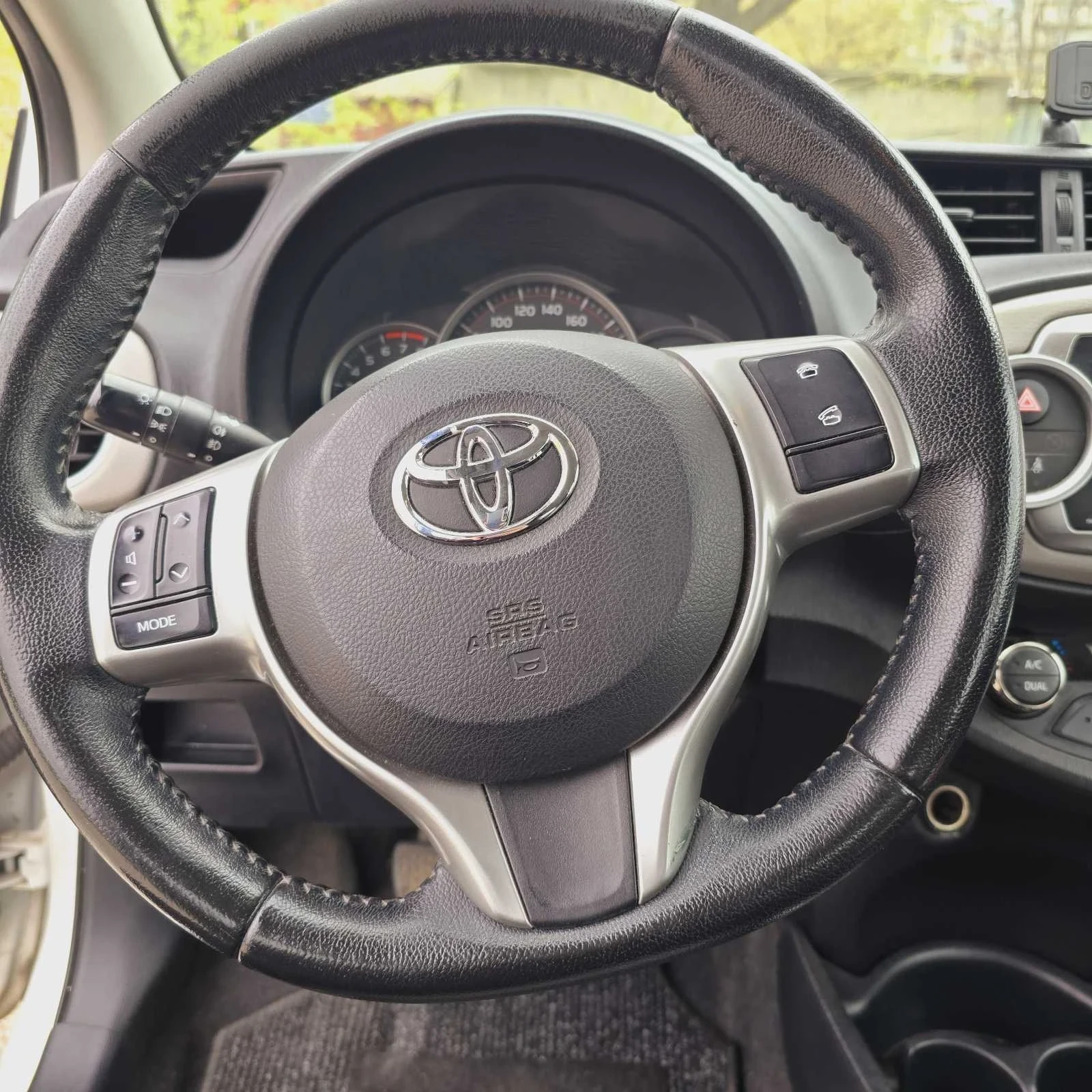 Toyota Yaris, снимка 11 - Автомобили и джипове - 54237039