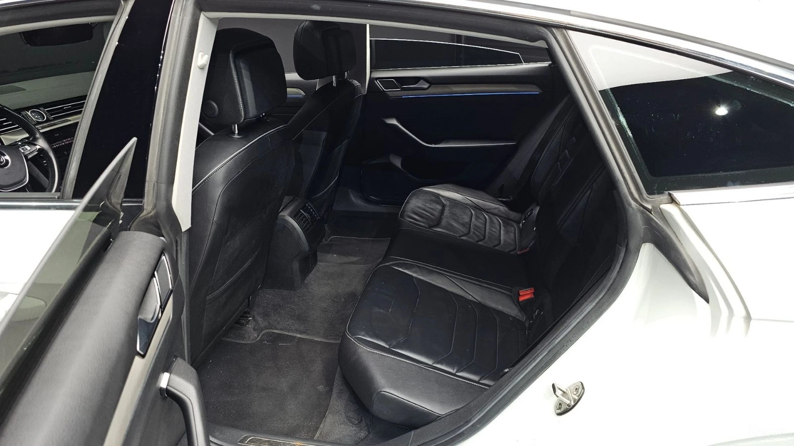 VW Arteon 2.0TDI PREMIUM* КОЖА* ОБДУХВ* ПАНО* МАСАЖИ, снимка 10 - Автомобили и джипове - 55436511