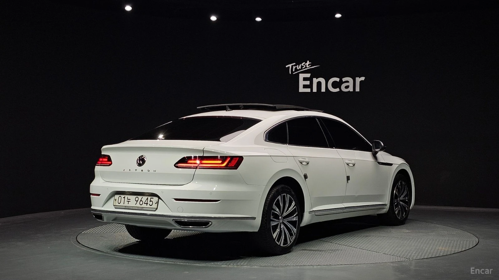 VW Arteon 2.0TDI PREMIUM* КОЖА* ОБДУХВ* ПАНО* МАСАЖИ, снимка 2 - Автомобили и джипове - 55436511