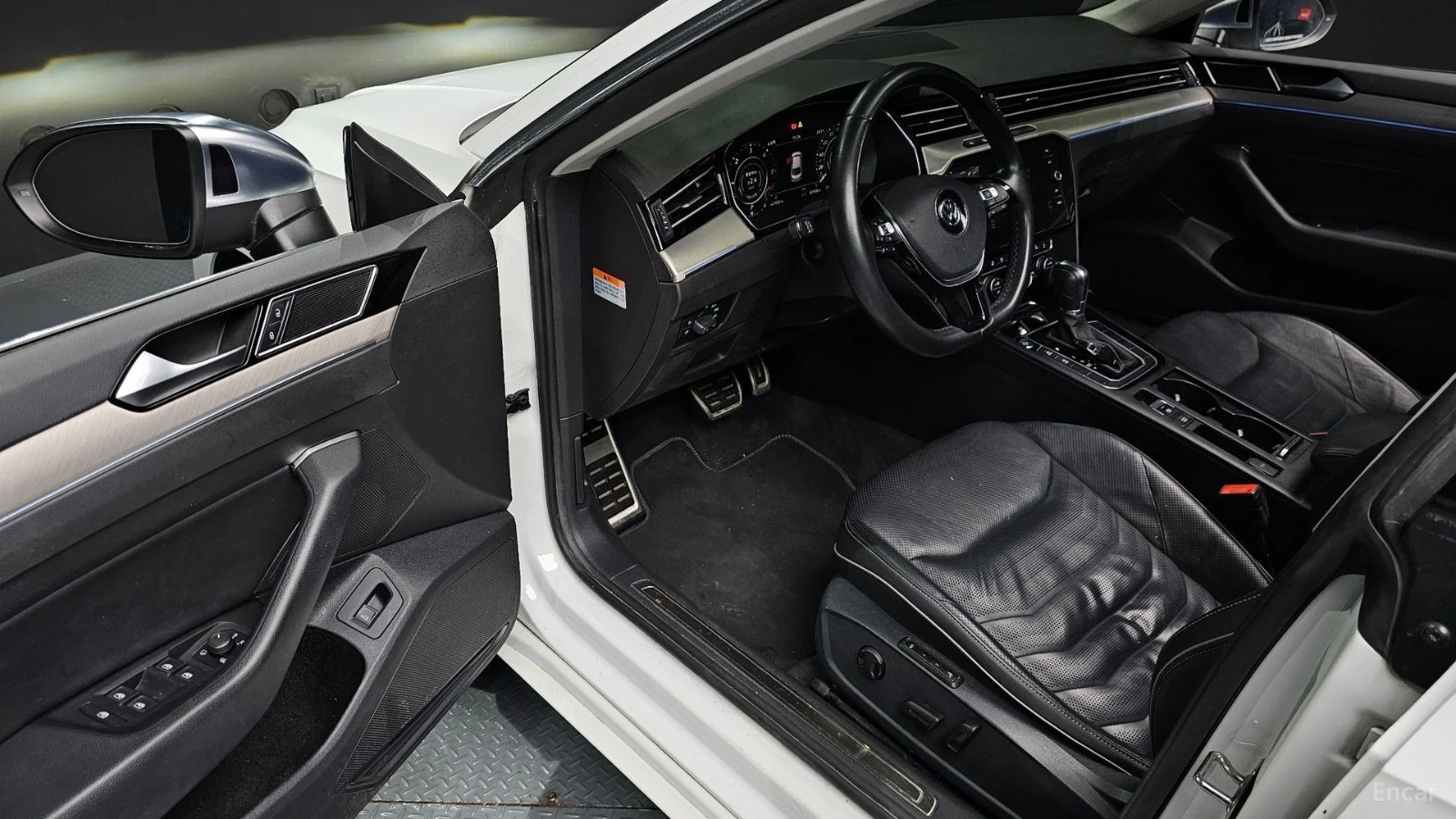 VW Arteon 2.0TDI PREMIUM* КОЖА* ОБДУХВ* ПАНО* МАСАЖИ, снимка 8 - Автомобили и джипове - 55436511