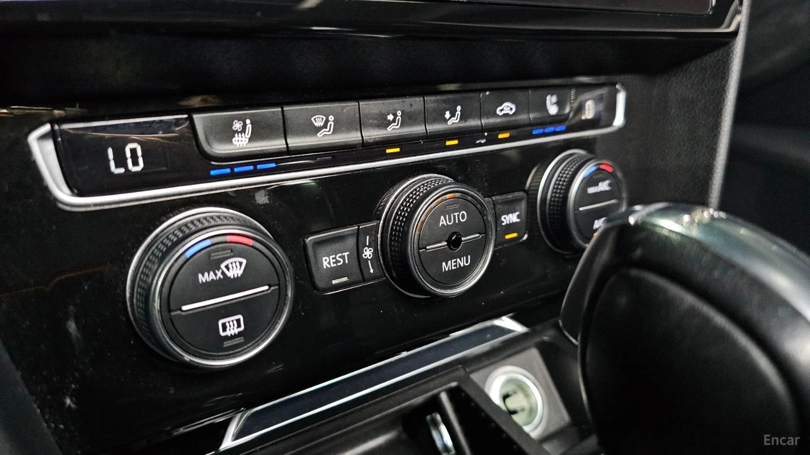 VW Arteon 2.0TDI PREMIUM* КОЖА* ОБДУХВ* ПАНО* МАСАЖИ, снимка 16 - Автомобили и джипове - 55436511