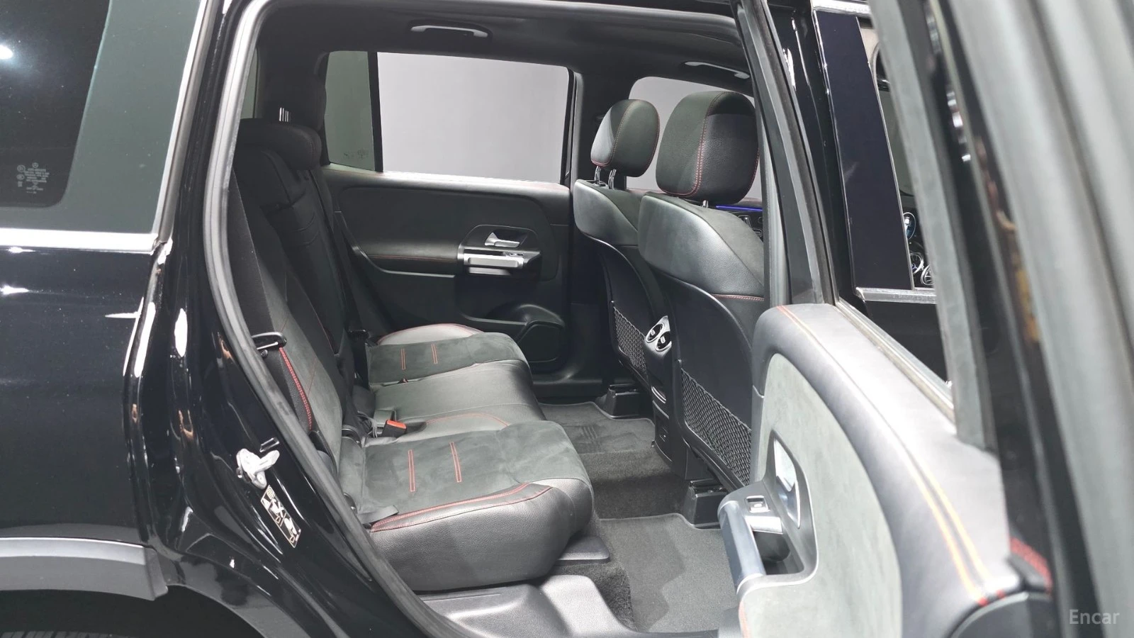 Mercedes-Benz GLB 250 AMG* КАМЕРА* ПАНОРАМА* ПОДГРЕВ, снимка 12 - Автомобили и джипове - 55432942