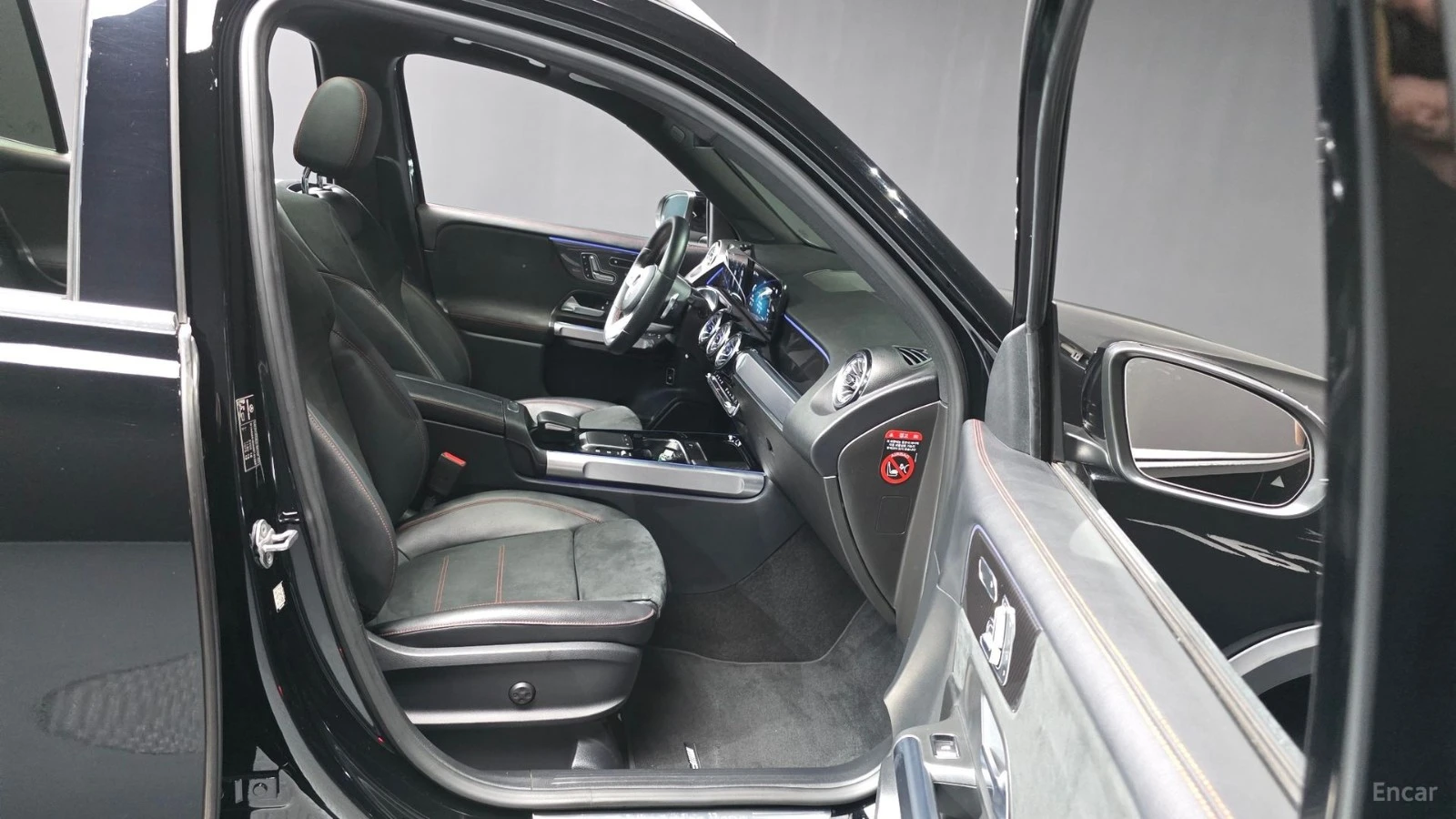 Mercedes-Benz GLB 250 AMG* КАМЕРА* ПАНОРАМА* ПОДГРЕВ, снимка 11 - Автомобили и джипове - 55432942