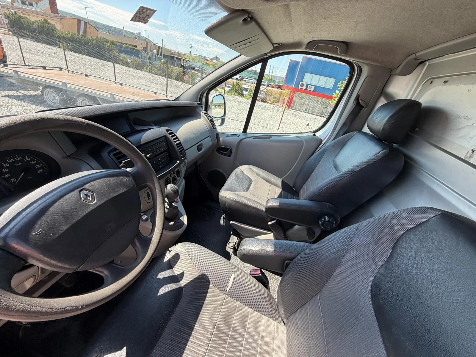 Renault Trafic 2.5 DCI 140HP, снимка 12 - Бусове и автобуси - 54441678
