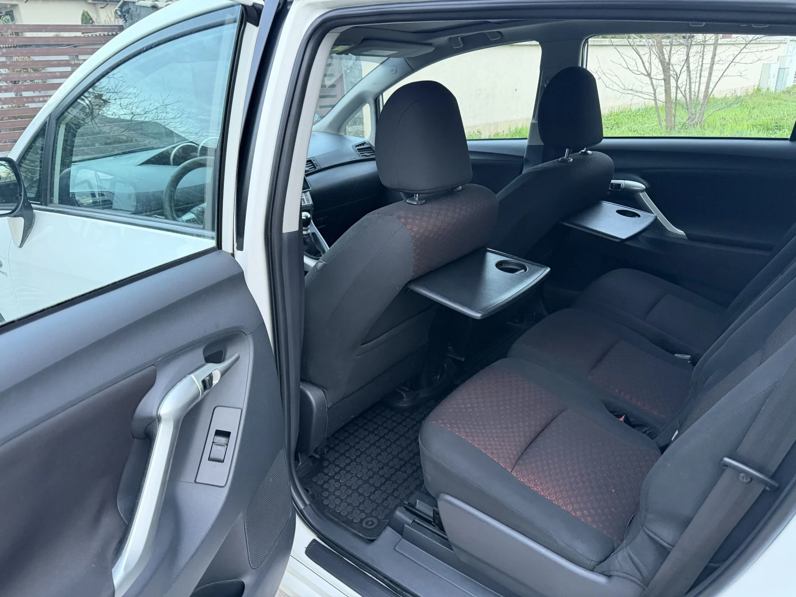 Toyota Verso  1.8 Edition, снимка 14 - Автомобили и джипове - 54035415